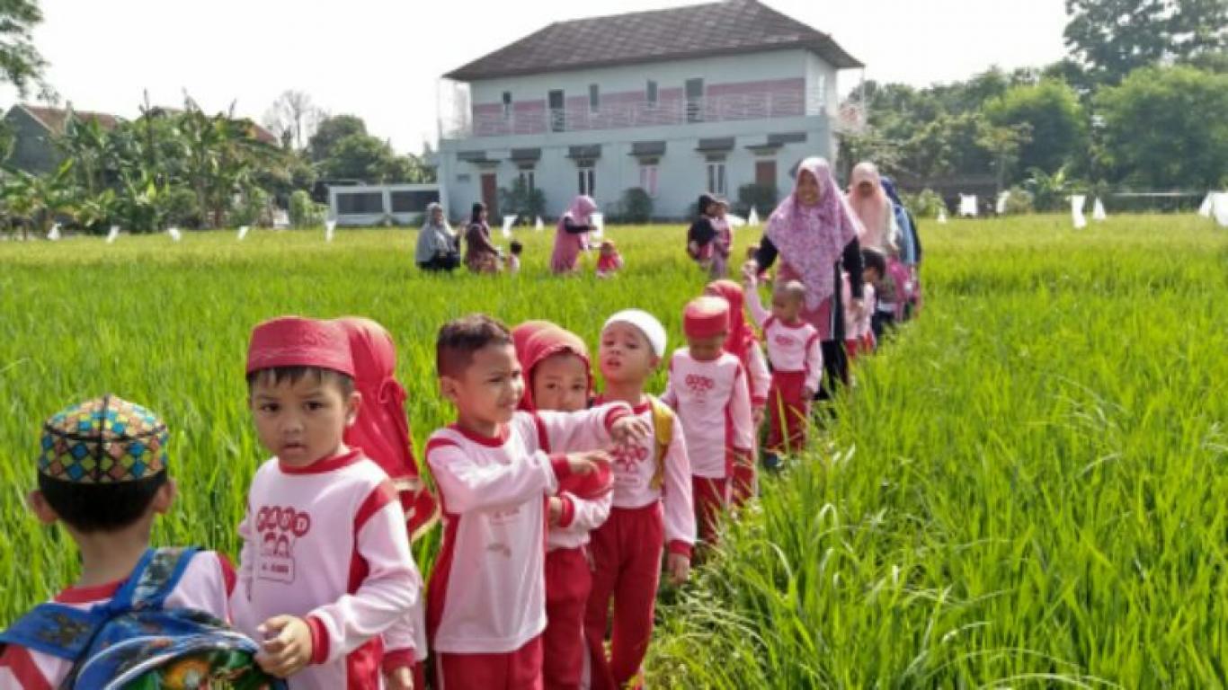Belajar di Alam Terbuka: Manfaat & Implementasinya post thumbnail image