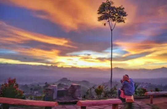7 Bukit Instagramable Terbaik untuk Foto Sunset dan Sunrise 2025 post thumbnail image