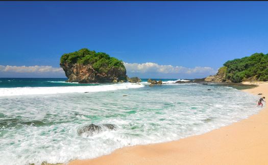 10 Pantai Sepi Indonesia untuk Healing dan Petualangan Anda post thumbnail image