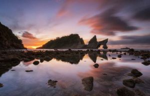Sunrise di Pantai dan Batu Karang
